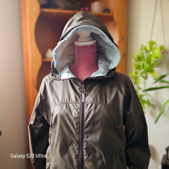 Columbia packable windbreaker, size small. - Picture 5 of 10
